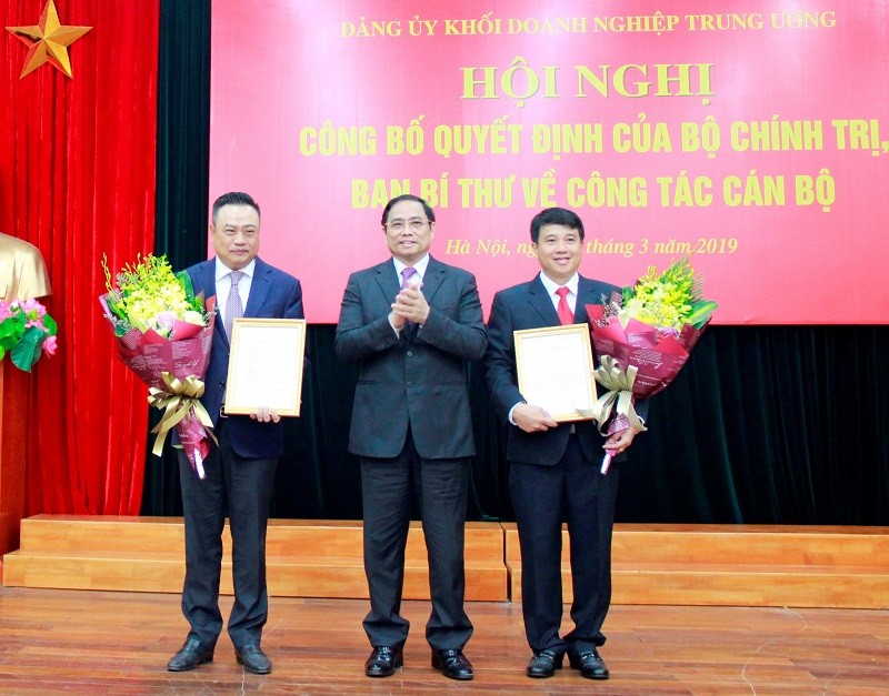 Ông Phạm Minh Chính trao quyết định cho ông Y Thanh Hà Niê Kđăm và Trần Sỹ Thanh.