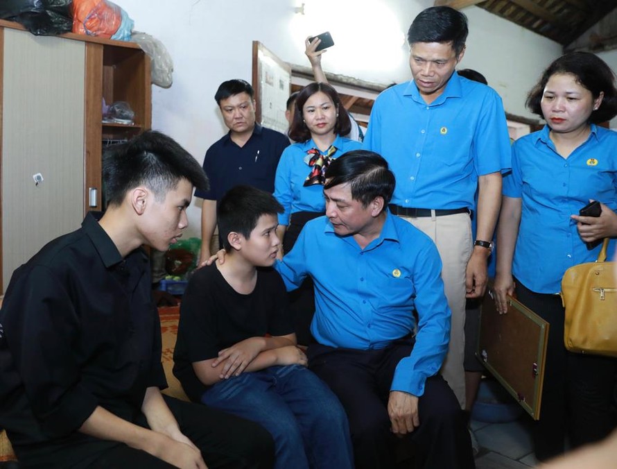 Ông Bùi Văn Cường thăm hỏi, động viên hai con của nữ công nhân Lê Thị Thu Hà