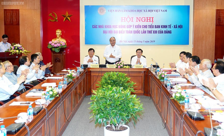 Thủ tướng Nguyễn Xuân Phúc nghe các nhà khoa học đóng góp ý kiến. Ảnh Quốc hội