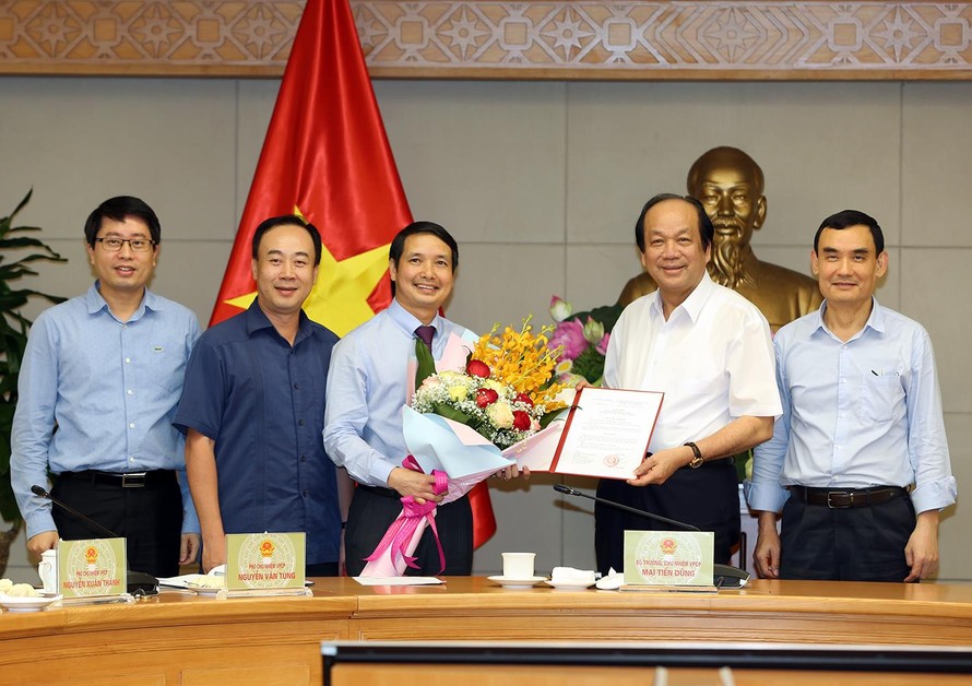 Bộ trưởng, Chủ nhiệm VPCP trao quyết định cho ông Phạm Thái Hà