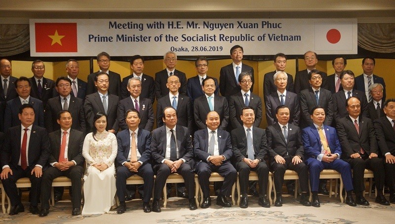 Thủ tướng Nguyễn Xuân Phúc và đại diện các bộ, ngành chụp ảnh cùng với 30 doanh nghiệp hàng đầu Nhật Bản (ảnh V.K)