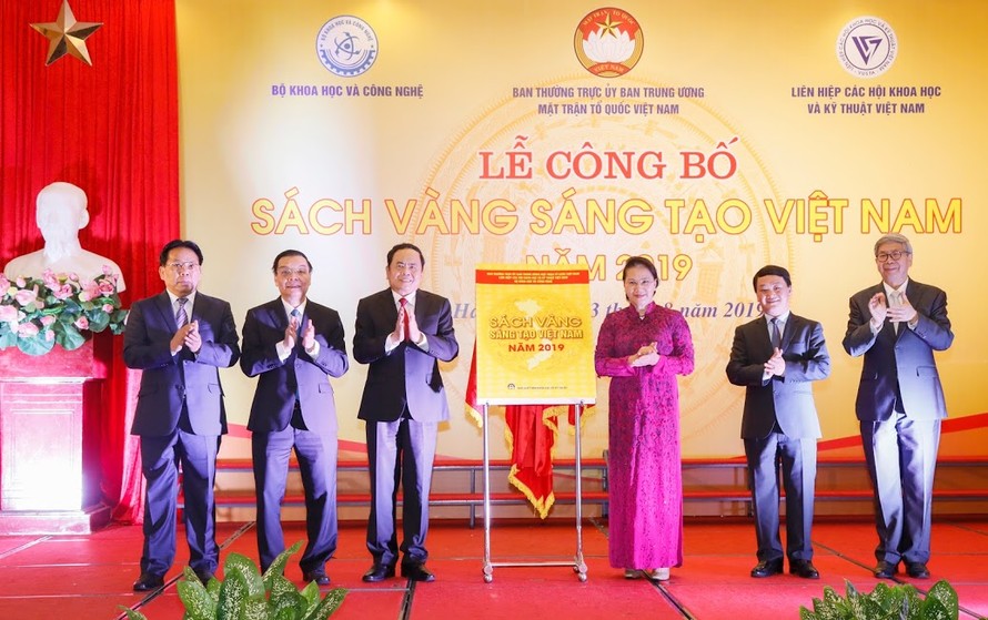 Chủ tịch Quốc hội Nguyễn Thị Kim Ngân và các đai biểu công bố "Sách vàng Sáng tạo Việt Nam" (ảnh K.A)