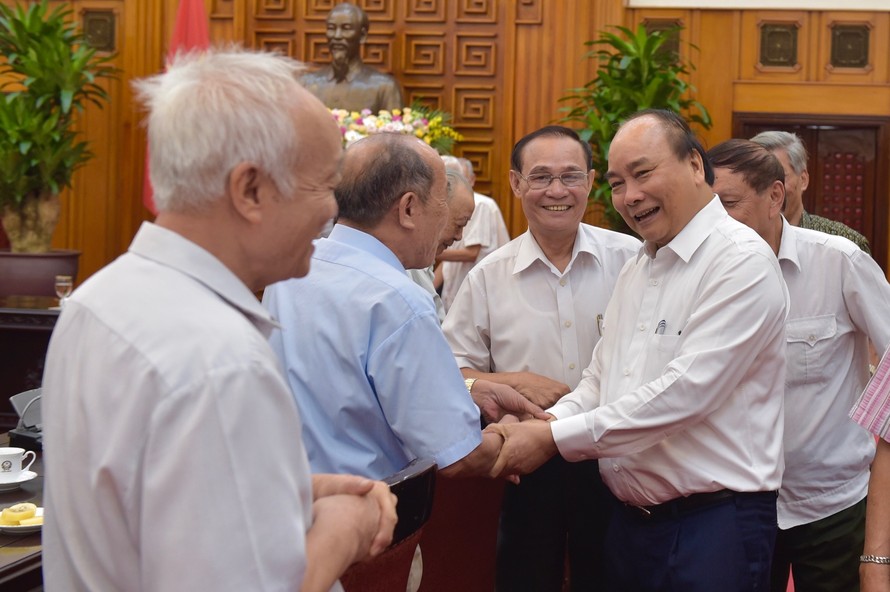 Thủ tướng Nguyễn Xuân Phúc gặp mặt những cán bộ trực tiếp phục vụ Bác Hồ (ảnh N.B)