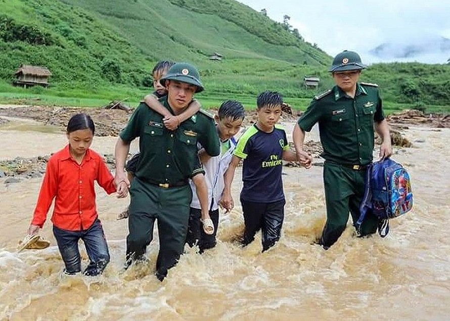 các chiến sỹ quân đội giúp trẻ đến trưởng (ảnh VGP)