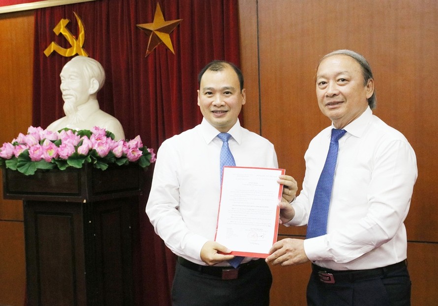 Lãnh đạo Ban Tuyên giáo Trung ương trao quyết định cho ông Lê Hải Bình (ảnh TG)