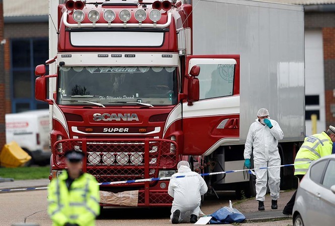 Hiện trường vụ phát hiện 39 người chết trong xe container vào Anh (ảnh Sky News)