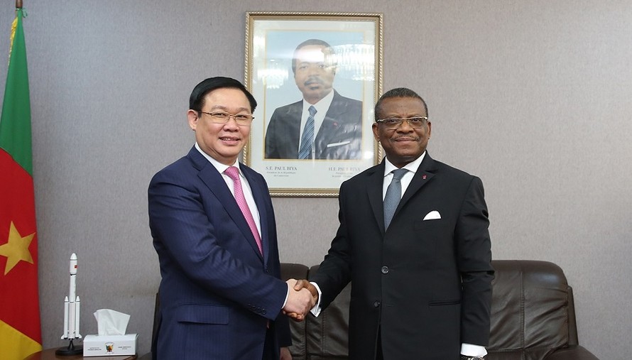 Phó Thủ tướng Vương Đình Huệ gặp Thủ tướng Cameroon