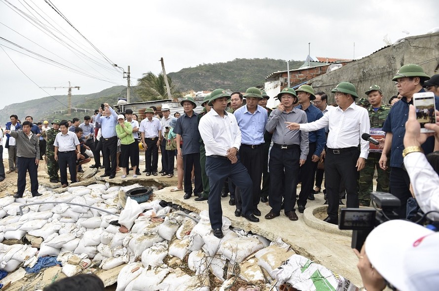 Phó Thủ tướng Trịnh Đình Dũng kiểm tra công tác phòng chống bão tại Bình Định (ảnh N.B)