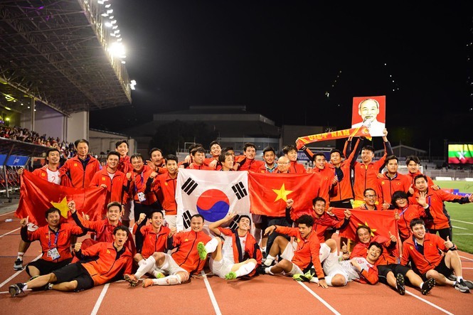 Đội tuyển U22 Việt Nam ăn mừng chiến thắng trong trận chung kết SEA Games