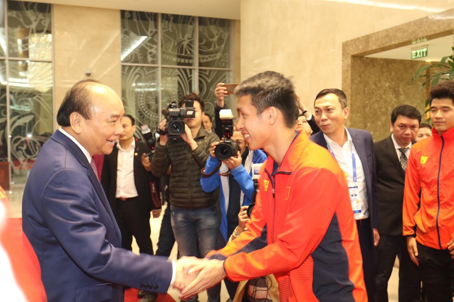 Thủ tướng chúc mừng các cầu thủ bóng đá Việt Nam. Ảnh Như Ý.