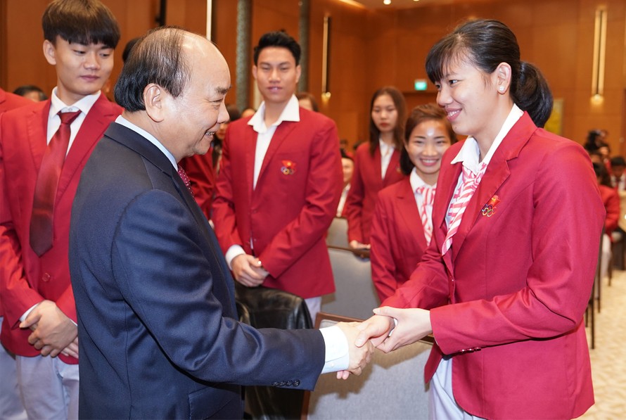 Thủ tướng Nguyễn Xuân Phúc chúc mừng VĐV Nguyễn Thị Ánh Viên (ảnh Q.H)