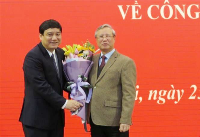 Thường trực Ban Bí thư Trần Quốc Vượng tặng hoa chúc mừng ông Nguyễn Đắc Vinh (ảnh TTXVN)