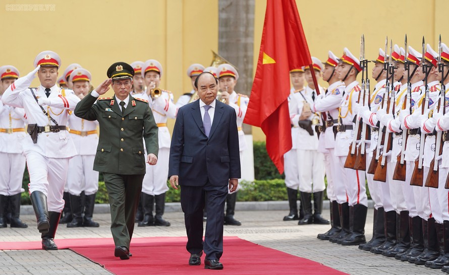Thủ tướng Nguyễn Xuân Phúc kiểm tra công tác của lực lượng cảnh vệ. Ảnh Q.H