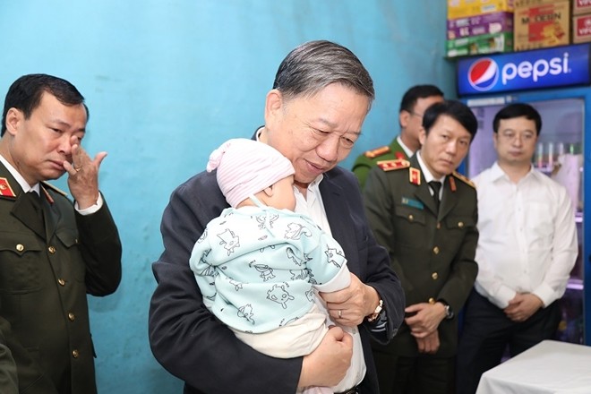 Bộ trưởng Bộ Công thăm gia đình chiến sỹ công an hy sinh tại Đồng Tâm (ảnh CAND) 