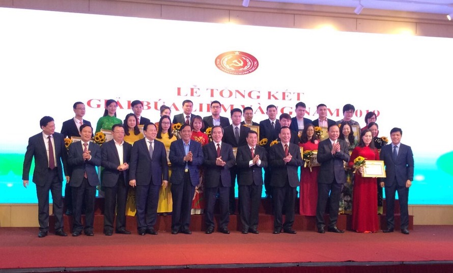Trưởng Ban Kinh tế T.Ư Nguyễn Văn Bình trao phần thưởng cho các cá nhân đoạt giải