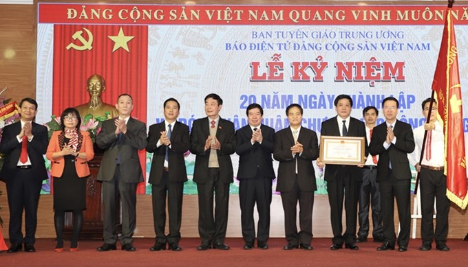 Trưởng ban Tuyên giáo Trung ương Võ Văn Thưởng trao tặng Huân chương Lao động hạng Nhì cho Báo điện tử Đảng Cộng sản Việt Nam (ảnh P.C)