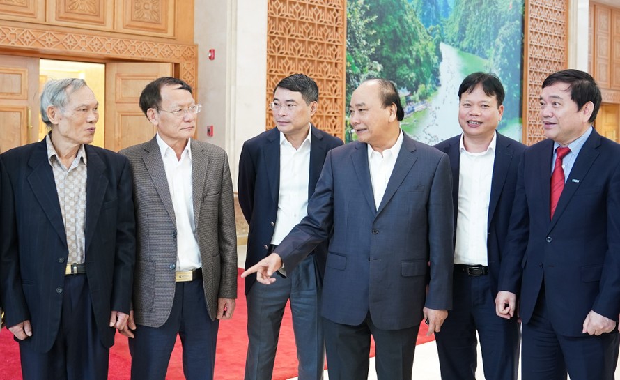 Thủ tướng Nguyễn Xuân Phúc trao đổi với các đại biểu (ảnh Q.H)