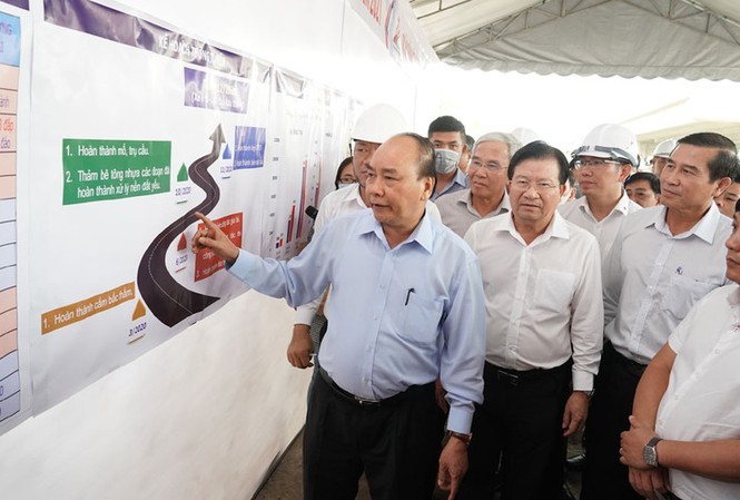 Thủ tướng Nguyễn Xuân Phúc, Phó Thủ tướng Trịnh Đình Dũng cùng lãnh đạo một số bộ, ngành kiểm tra tiến độ thi công dự án - Ảnh: VOV