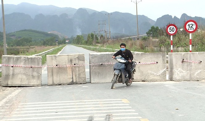 Cẩu bê tông chặn người dân đi lại ở Quảng Ninh
