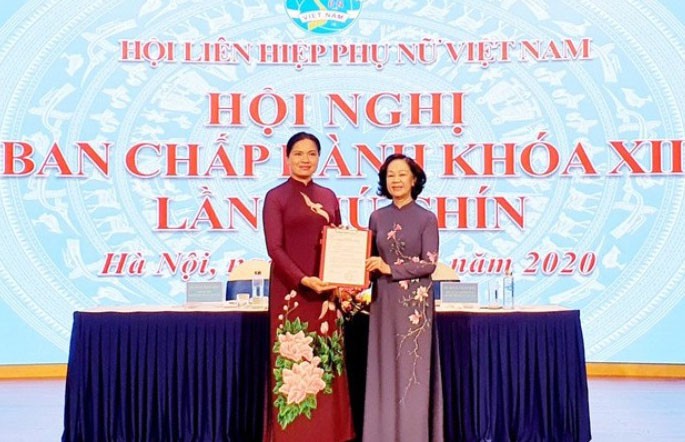 Bà Trương Thị Mai trao quyết định của Bộ Chính trị cho bà Hà Thị Nga (ảnh P.N)