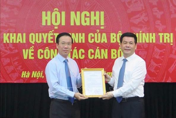 Ông Võ Văn Thưởng trao quyết định của Bộ Chính trị cho ông Nguyễn Hồng Diên (ảnh TTXVN)