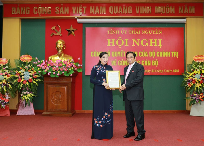 Ông Phạm Minh Chính trao quyết định cho bà Nguyễn Thanh Hải (ảnh Báo T.N)