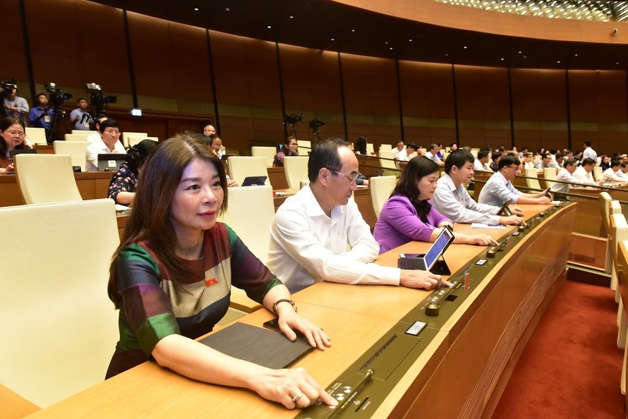 Các đại biểu Quốc hội biểu quyết thông qua Luật sửa đổi bổ sung một số điều của Luật Tổ chức Quốc hội