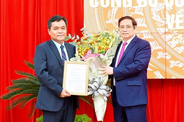 Ông Phạm Minh Chính trao quyết định của Bộ Chính trị cho ông Hồ Văn Niên.