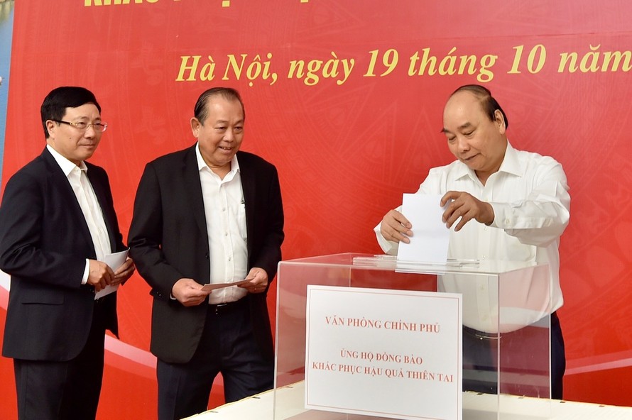Thủ tướng Nguyễn Xuân Phúc và các Phó Thủ tướng ủng bộ đồng bào khu vực Trung Bộ 