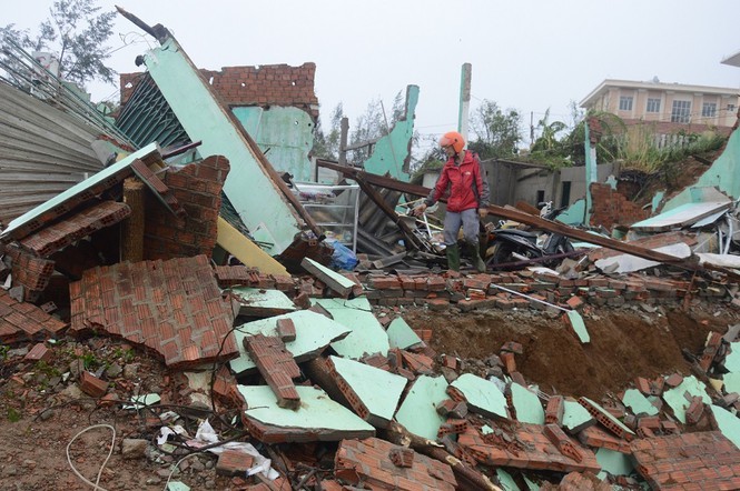 nhà cửa bị đổ sập vì mưa bão ở Quảng Ngãi