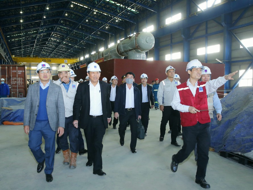 Phó Thủ tướng Trương Hòa Bình kiểm tra dự án Nhiệt điện Thái Bình 2. 