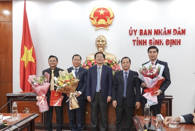 Bí thư Tỉnh ủy Bình Định Hồ Quốc Dũng (ở giữa) tặng hoa tân chủ tịch và các phó chủ tịch.