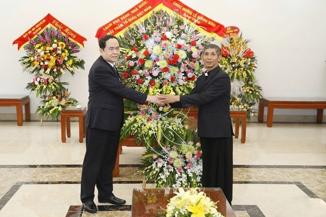 Ông Trần Thanh Mẫn tặng hoa chúc mừng Tòa Giám mục Giáo phận Phát Diệm.