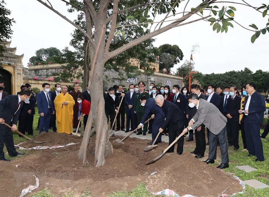 Tổng Bí thư, Chủ tịch nước Nguyễn Phú Trọng trồng cây tại Hoàng thành Thăng Long (ảnh TTXVN)