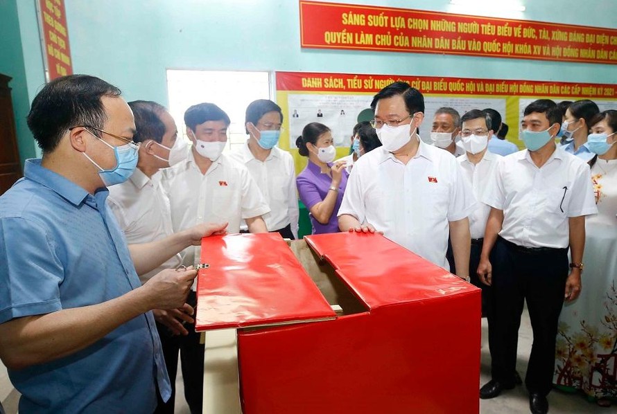 Chủ tịch Quốc hội Vương Đình Huệ kiểm tra công tác bầu cử tại Tuyên Quang