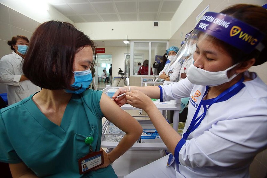 Thủ tướng yêu cầu 'thần tốc' để có vaccine tiêm phòng cho dân 