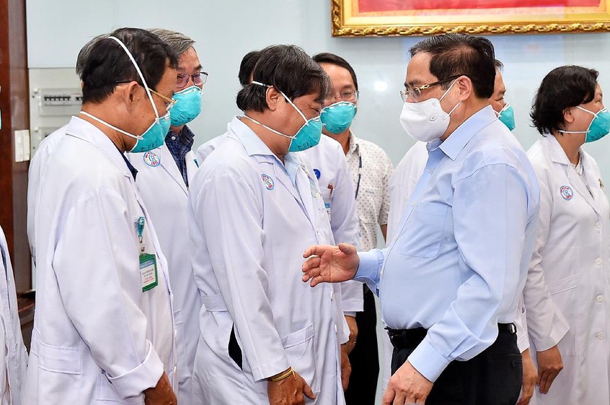 Thủ tướng động viên nhân viên y tế Bệnh viện Chợ Rẫy . (ảnh Nhật Bắc)