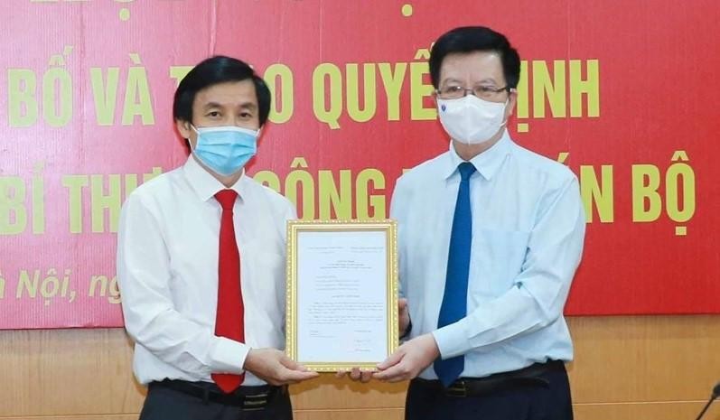 Ông Mai Văn Chính trao quyết định của Ban Bí thư cho ông Nguyễn Quang Trường. Ảnh TTXVN