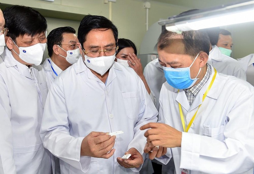 Thủ tướng thăm các doanh nghiệp sản xuất thiết bị y tế
