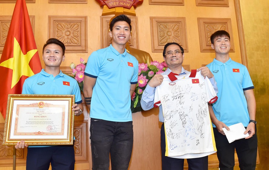 Thủ tướng trao Bằng khen cho đội tuyển bóng đá và nhận món quà đặc biệt là chiếc áo đấu có chữ ký của các thành viên đội tuyển (ảnh Nhật Bắc)