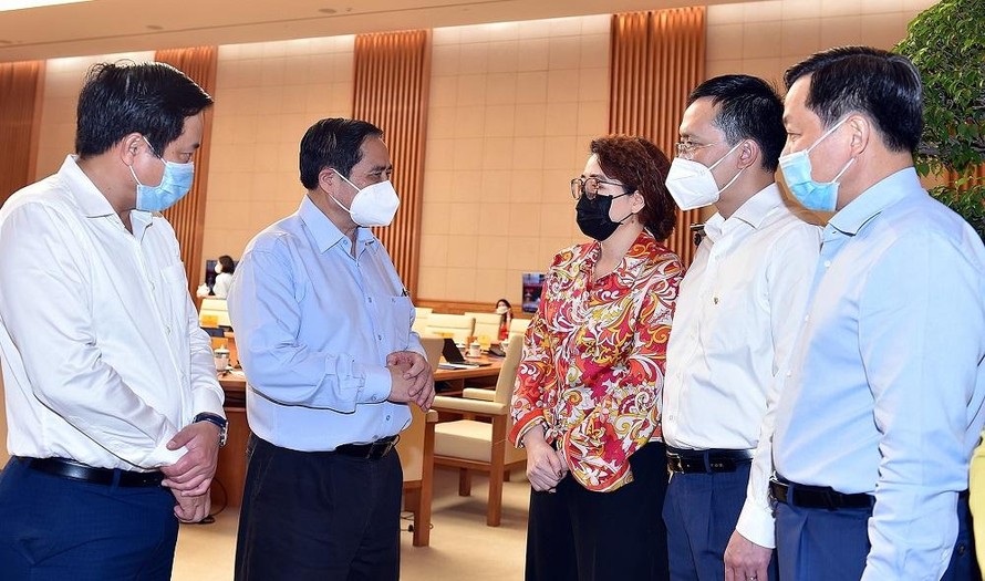 Thủ tướng gặp gỡ và trao đổi với các doanh nghiệp trong cuộc họp ngày 8/8 (ảnh Nhật Minh)