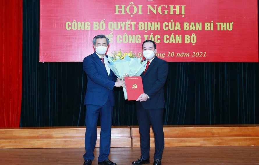 Phó Ban Tổ chức T.Ư Nguyễn Quang Dương trao quyết định và chúc mừng ông Hồ Xuân Trường.