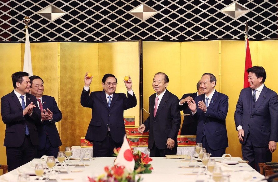 Thủ tướng Phạm Minh Chính và các đại biểu đã dự lễ xuất hành đưa quýt Unshu của Nhật Bản sang thị trường Việt Nam (Ảnh TTXVN)
