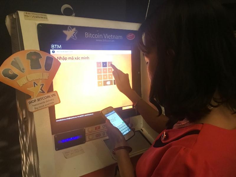 Cận cảnh giao dịch Bitcoin bằng máy ATM ở TPHCM