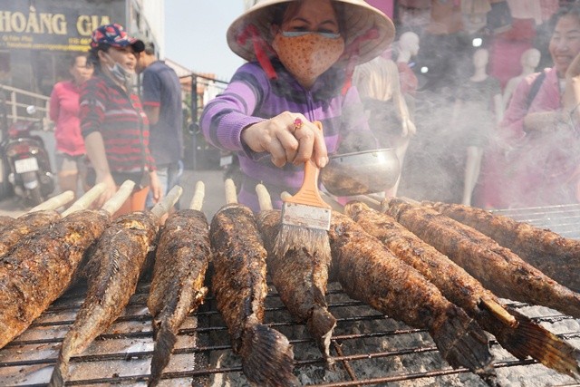 Người Sài Gòn đổ xô mua cá lóc nướng ngày vía Thần Tài