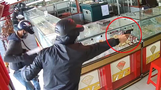 Hai tên cướp có súng xông vào tiệm vàng trên đường Trần Văn Mười cướp tài sản đã bị bắt. Ảnh cắt từ clip