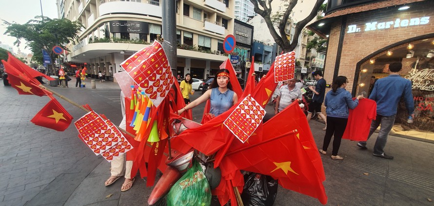 Người Sài Gòn đổ xô ra đường cổ vũ đội bóng đá U22 Việt Nam