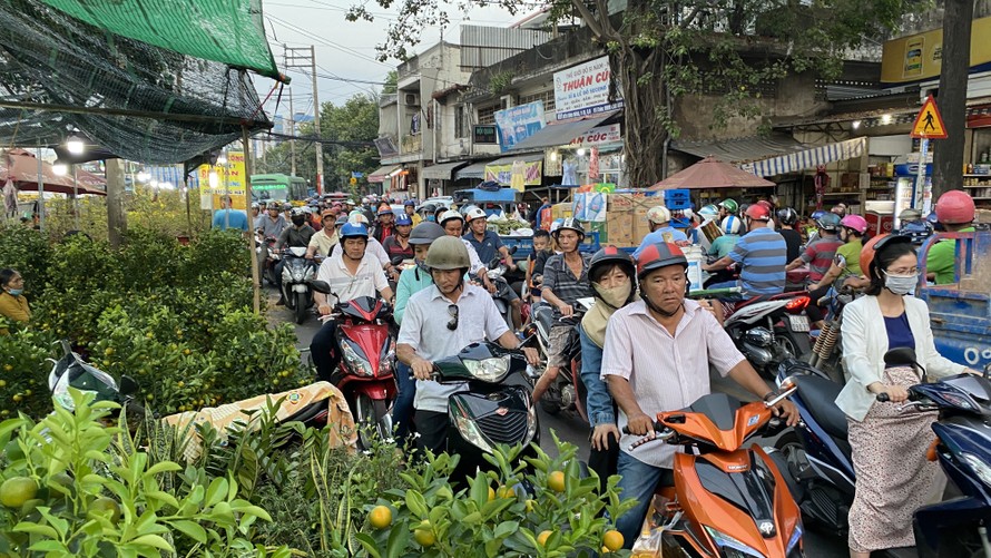 Người Sài Gòn đổ xô đi mua hoa, đường sá kẹt cứng vào cuối ngày