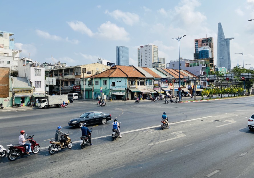 Đường phố Sài Gòn vắng vẻ ngày đầu 'cách ly xã hội'