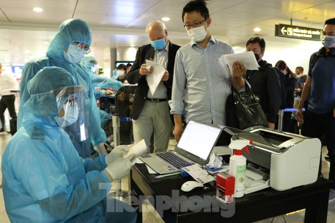 TPHCM ngưng lấy mẫu xét nghiệm sàng lọc COVID-19 ở sân bay, nhà ga